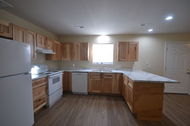 Building Photo - 3 Bed 1.5 Bath 4- Plex