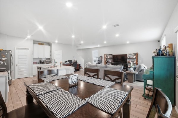 Foto del edificio - 2405 Ayers Dr