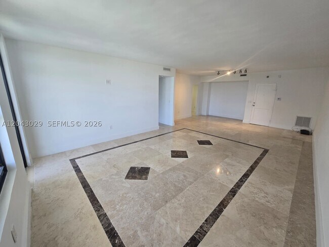 Foto del edificio - 10185 Collins Ave