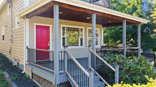 Foto del edificio - 2720 Sq. Ft. Character Home with 3 Bedroom...