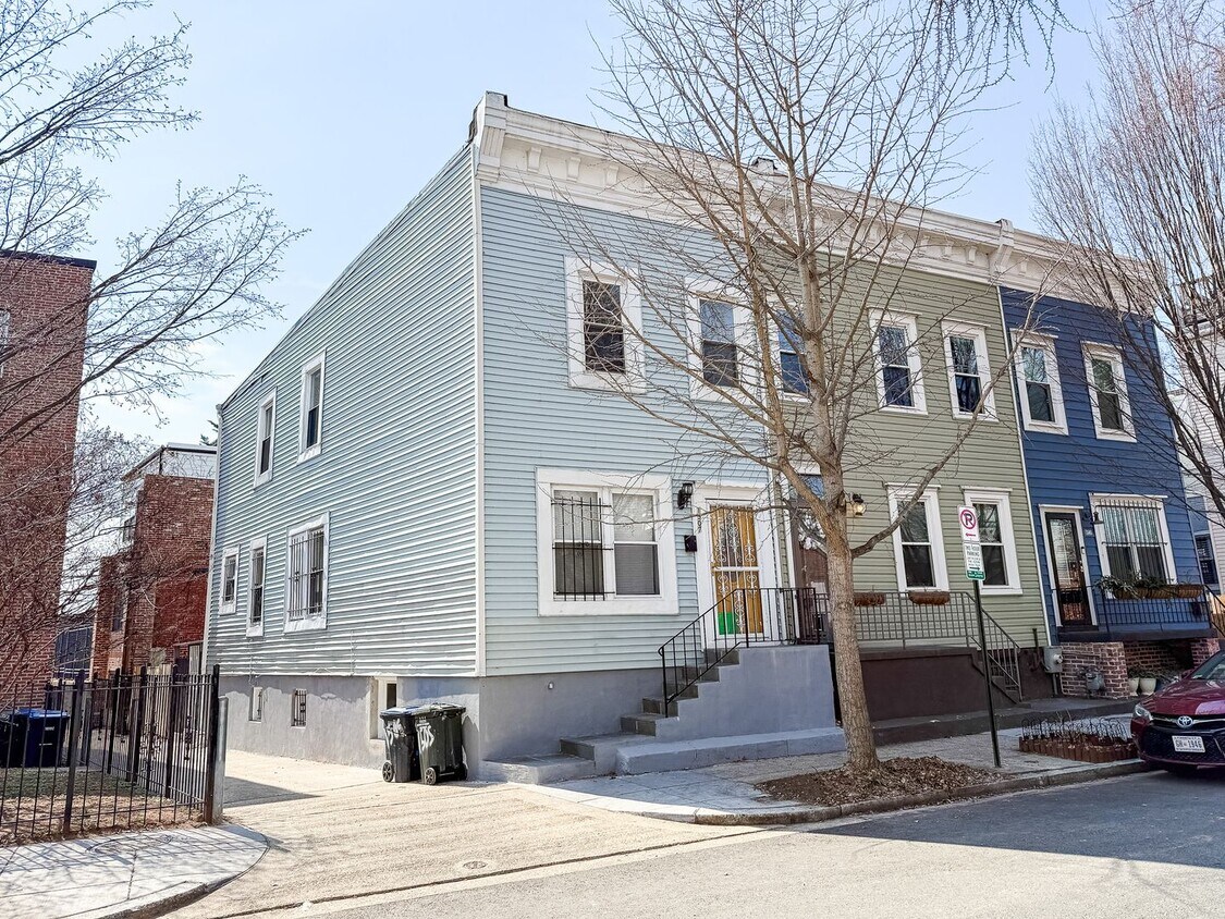Foto principal - STUNNINGLY RENOVATED 5BR/2BA END UNIT ROW ...
