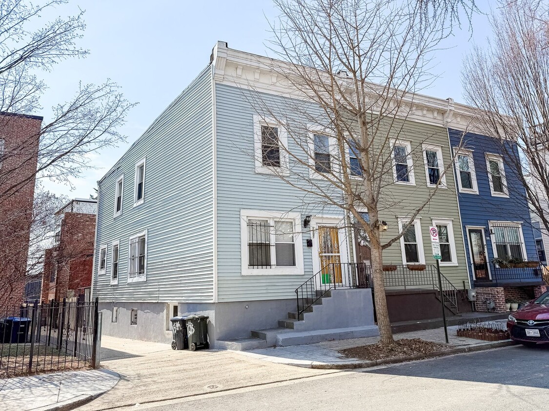 Primary Photo - STUNNINGLY RENOVATED 5BR/2BA END UNIT ROW ...