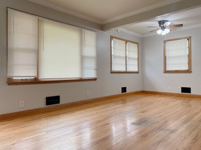 Foto del edificio - Beautiful 3 bed 1 bath house, over sized driveway, garage and fenced in back yard $1795