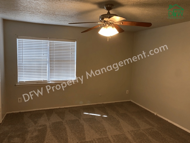 Building Photo - 27 E Creek Ln
