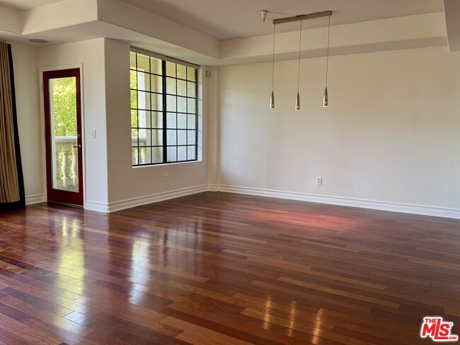 Building Photo - 107 N Swall Dr