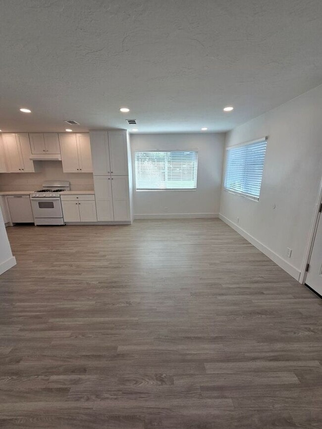 Foto del edificio - Charming 3 BR / 2BA with a large yard and ...