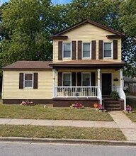 Building Photo - 1706 Des Moines Ave