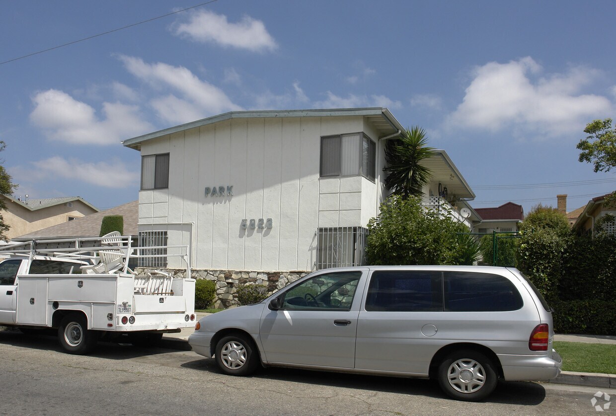 Building Photo - 5923 Willoughby Ave
