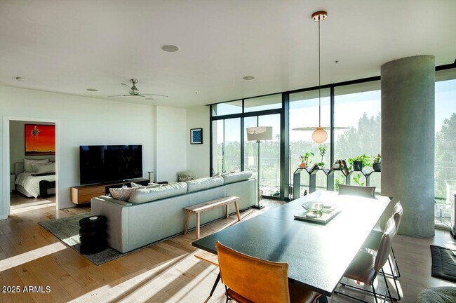 Foto del edificio - 208 W Portland St