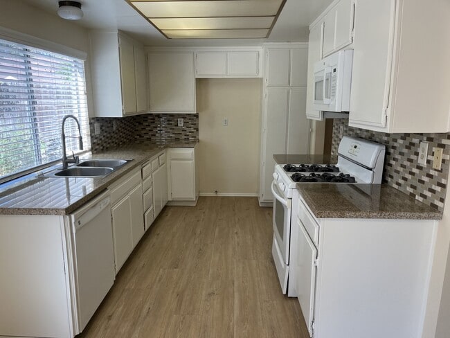 Building Photo - 489 Mariposa Dr
