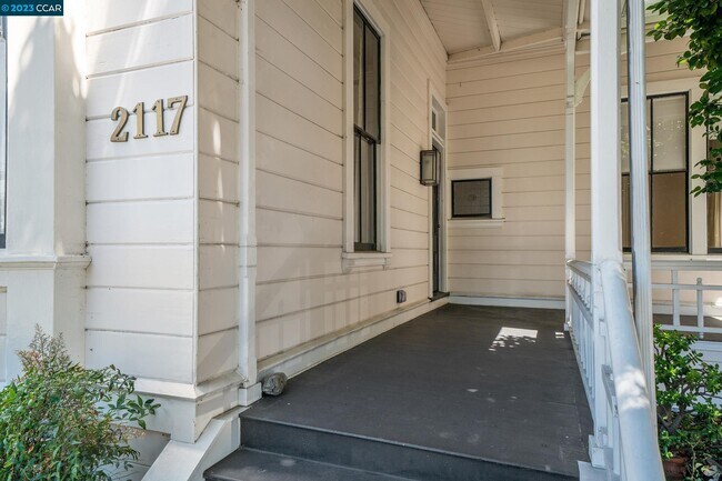 Building Photo - 2117 Santa Clara Ave