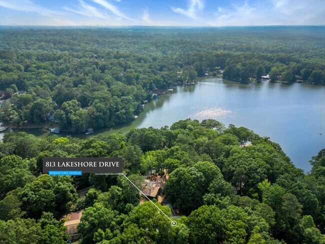 Foto del edificio - 813 Lakeshore Dr NW