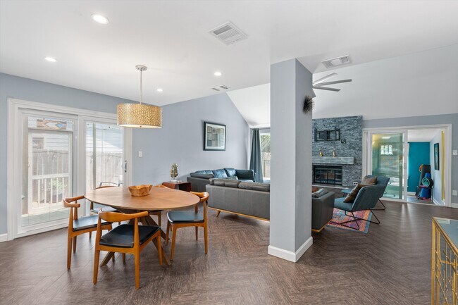 Building Photo - 2707 Norfolk Dr