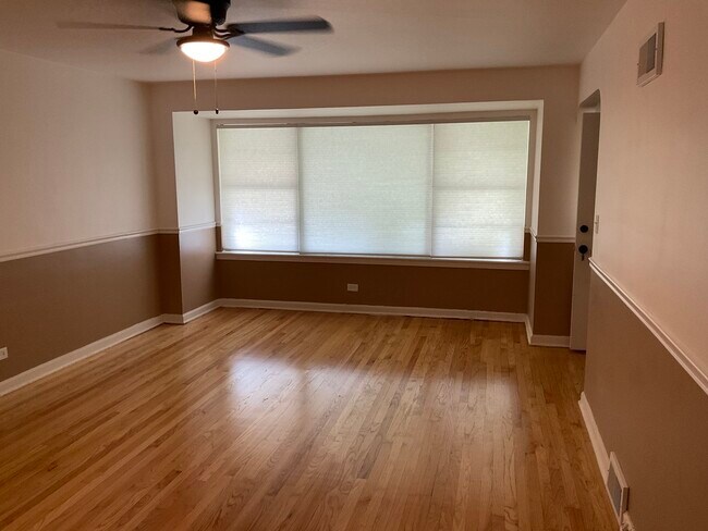 Foto del edificio - 10929 S Eberhart Ave