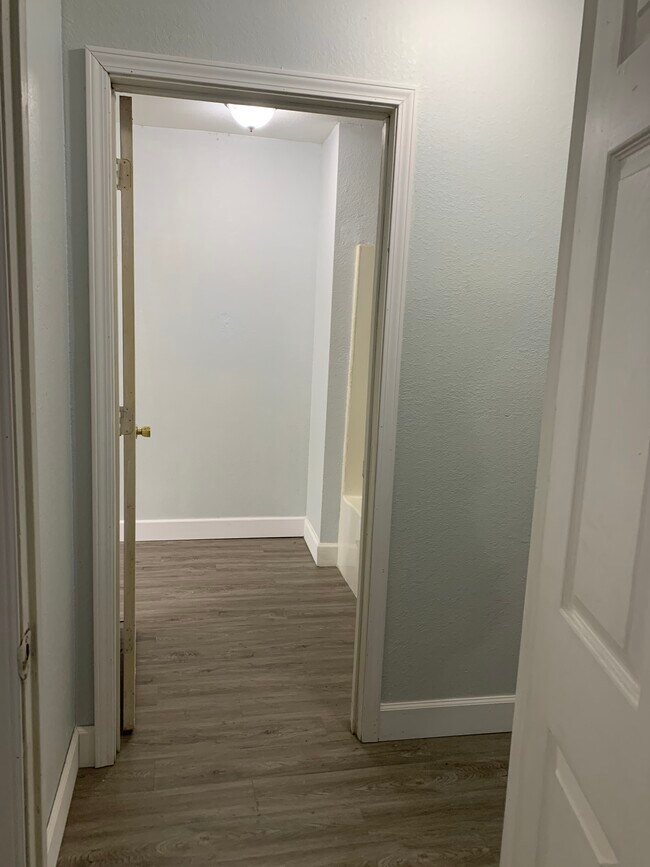 Foto del edificio - 1006 E Garland St