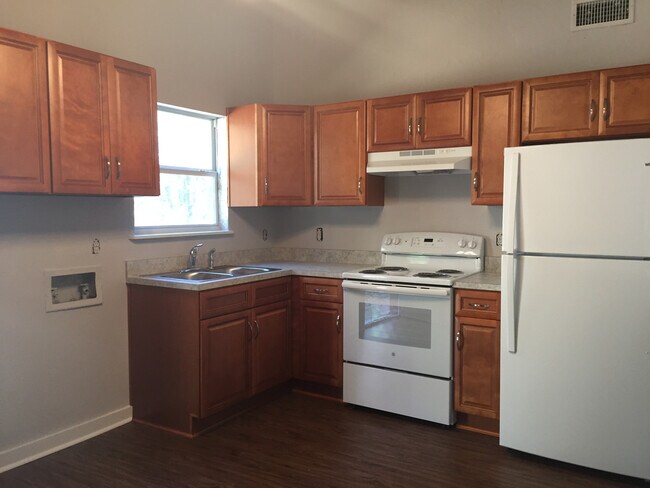 Foto del edificio - UPDATED 2/1 Duplex w/Loft & Vaulted Ceilin...