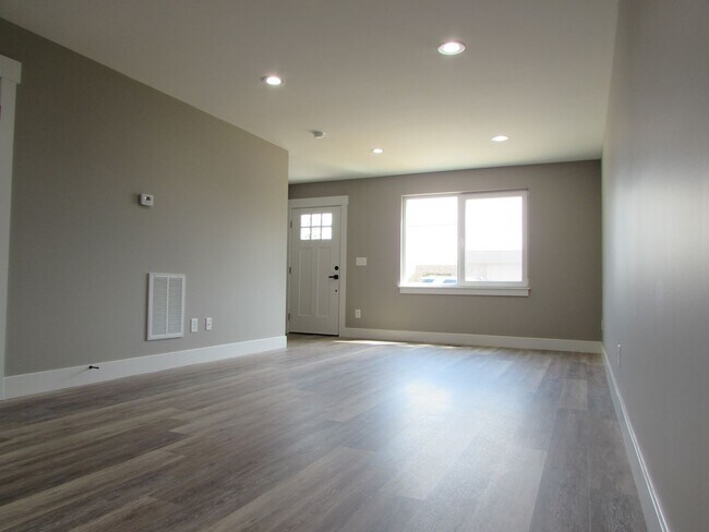 Foto del edificio - Brand new 3 bed/2.5 bath duplex located in...