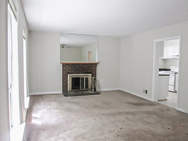 Building Photo - Classic and Charming 3 Bedrood 2.5 Bathroo...