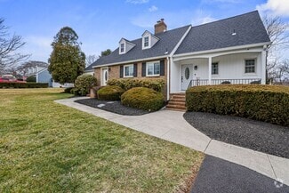 Building Photo - 731 W Country Club Dr