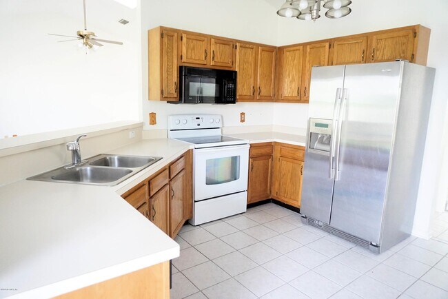 Building Photo - 3915 Station Ct S