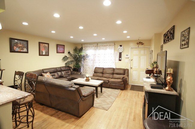Foto del edificio - 682 Lexington Avenue #TownhouseR