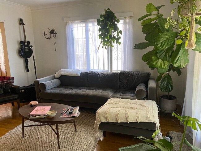 Foto del edificio - 1510 Rosalia Rd