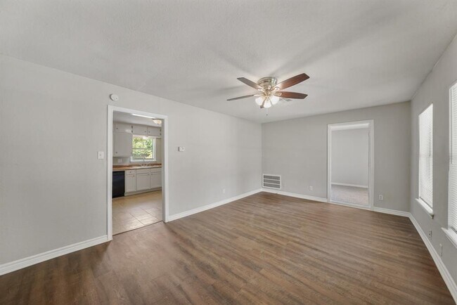 Building Photo - 323 Seagrove St
