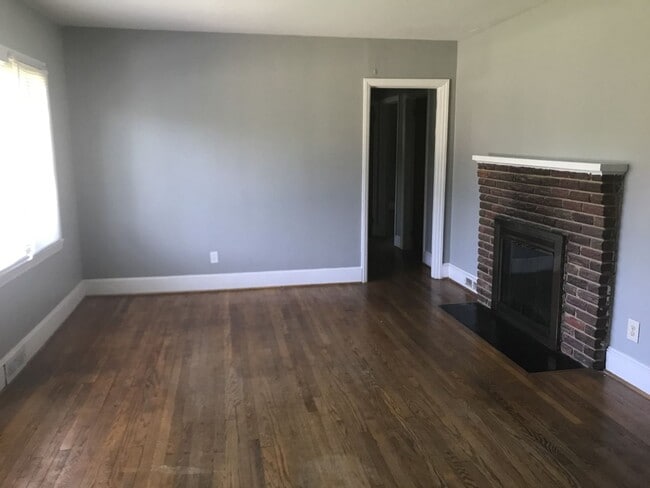Building Photo - Ranch style 3 bedroom1.5 bath home off S. ...
