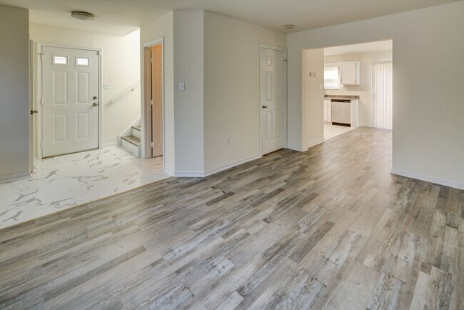 Building Photo - End Unit in New Castle - Showing Saturday ...