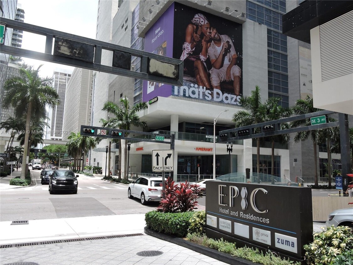Primary Photo - 200 Biscayne Blvd Way