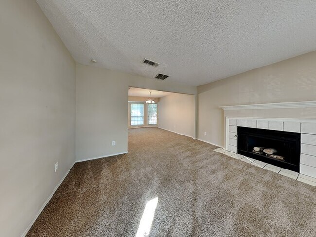 Building Photo - Spacious 4bd/2.5bth Home!!
