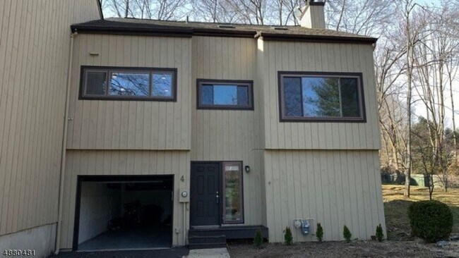 Foto del edificio - 4 Hemlock Ln