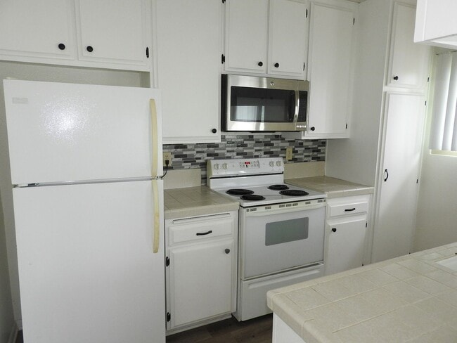 Foto del edificio - 2 BDR Condo with 2-Car Garage