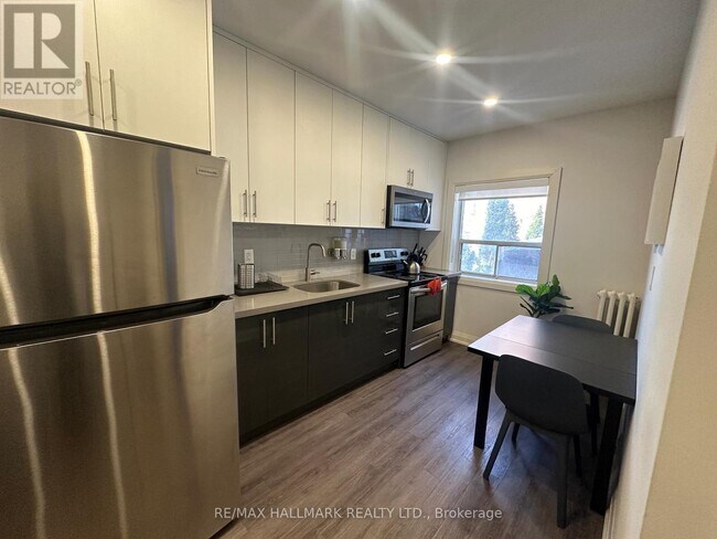 Photo du bâtiment - 595-595 St Clair Ave W