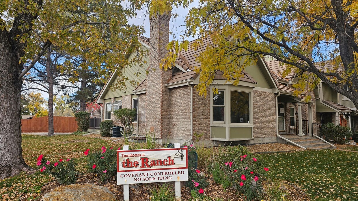 Foto principal - Spacious Townhome with Finished Basement i...