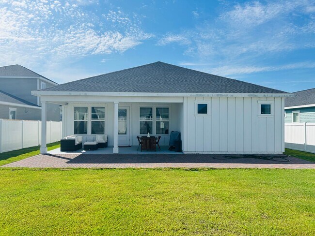 Building Photo - Expansive 3Bed/2Ba in the Coveted Sweet Ba...
