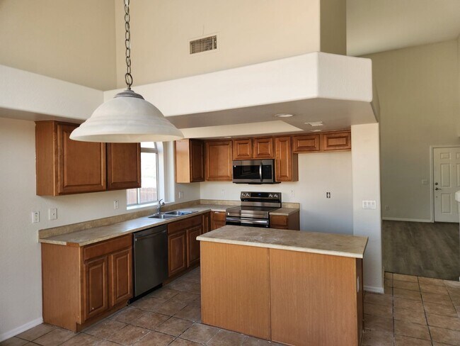 Building Photo - Sundance golf community home, 3 car garage, RV gate