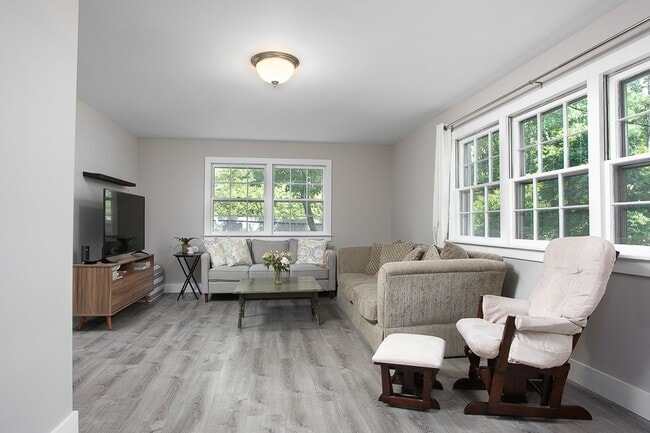 Building Photo - Renovated 3 bed, 2.5 bath in Chapel Hill w...