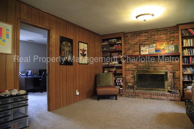 Building Photo - Spacious split level home, see today!