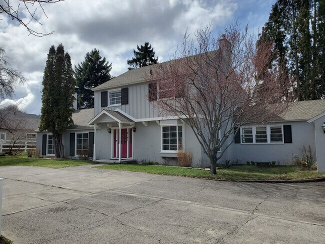 Building Photo - 3 Bed (plus bonus downstairs room) 2 full ...