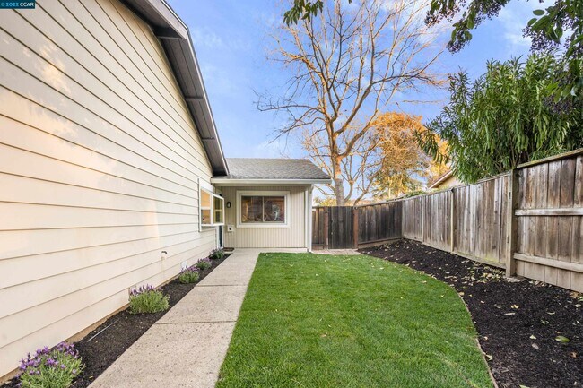 Building Photo - 63 Serene Ct