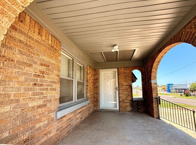 Foto del edificio - Large 5BD 3.5BA Home w/ Bonus ADU close to...