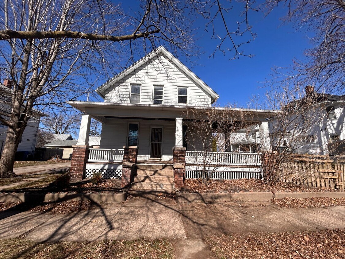 3 bedroom 1 bath house in Moline House Rental in Moline, IL