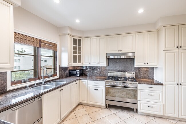 Building Photo - 10707 Missouri Ave