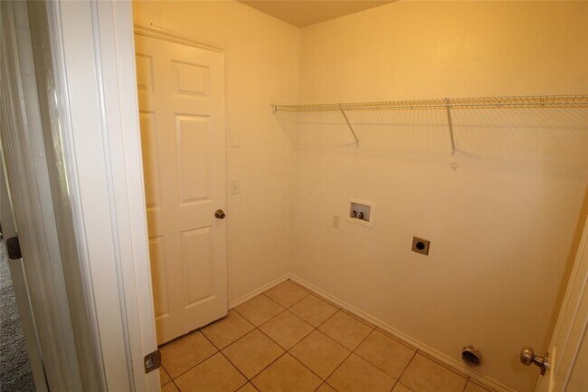 Building Photo - 2821 Edgemere Dr