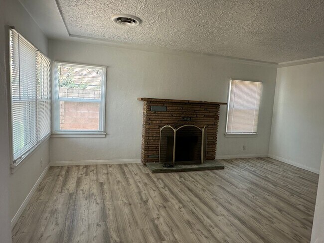 Foto del edificio - REMODELED HOME!
