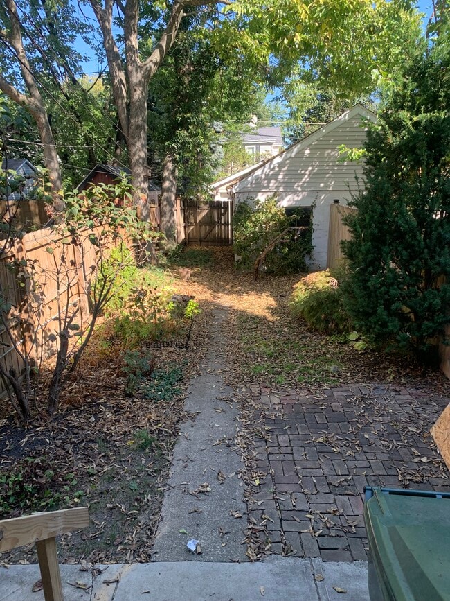 Building Photo - 154 E Gates St