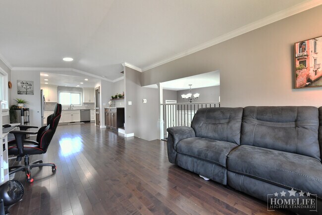 Photo du bâtiment - Convenient 3 Bed + Studio Home with Fenced Yard for Rent in Vedder Crossing, Chilliwack