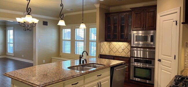 Building Photo - Alamo Heights Beauty!