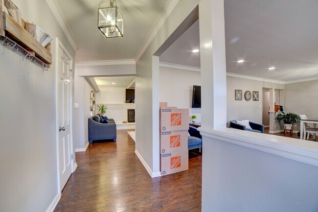 Foto del edificio - Available mid-August! Amazing mid-town gem...